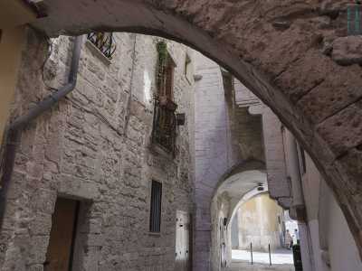 Mentre poco pi� distante, in Corte Cavallerizza, si trova un altro passaggio mitico: l�arco delle Streghe (detto anche u-�rche de la Masciare), dal nome delle fattucchiere che secondo la leggenda si riunivano sotto la sua volta a crociera per celebrare i sabba beneventani